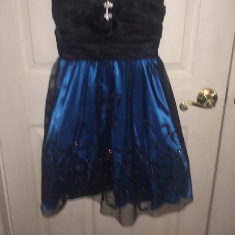 Prom dresses - Picture 4 of 8